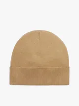 Gorro tipo beanie de punto canalé color beige, con vuelta y logo de la marca bordado en el centro. Confeccionado en una mezcla de algodón y cachemira.