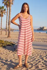 Vestido midi de corte recto y holgado, con diseño de rayas horizontales rojas sobre base blanca, escote redondo y tirantes anchos.