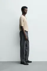 Jeans de corte straight fit, color gris oscuro, confeccionados en denim de algodón rígido, con diseño de cinco bolsillos y cierre frontal con cremallera y botón.