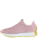 Championes urbanos New Balance modelo 327, color rosa con detalles en beige. Presentan el logo N característico en el lateral, cordones blancos y una suela de goma con relieve que se extiende hacia la parte trasera.