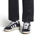 Championes Adidas Campus 00S de gamuza negra con las tres tiras blancas y suela color caramelo.