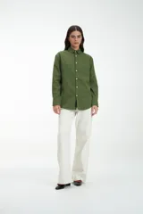 Camisa gris melange de manga larga con cuello clásico y cierre con botones.