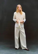 Camiseta de punto fino de mezcla de algodón y lana, color beige, con diseño oversize, cuello redondo y manga corta.