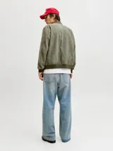 Campera bomber color verde militar, con cierre frontal, cuello, puños y ruedo de rib elástico.