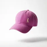 Gorra de béisbol de jean color rosa, con diseño de seis paneles y bordado pequeño en color beige en el panel frontal. Cuenta con visera curva y ajuste posterior.
