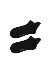 Par de medias deportivas cortas de color negro, con logo de la marca estampado en la parte superior del pie.