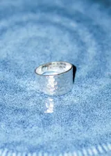 Anillo ancho de plata 925 con textura martillada. Diseño hipoalergénico.