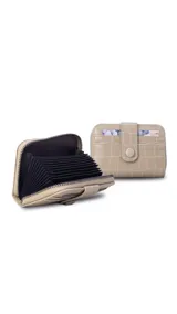 Tarjetero compacto con cierre perimetral y diseño de textura tipo cocodrilo. Cuenta con una presilla frontal con botón a presión y múltiples compartimentos internos para tarjetas.