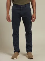 Pantalón cargo de gabardina color azul marino, con bolsillos laterales con fuelle y cierre de botón a presión.