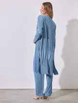 Conjunto de cardigan largo y pantalón palazzo plisado color celeste.