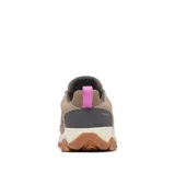 Calzado de trekking Columbia modelo Strata Trail Low Wp Techlite, color arena con detalles en gris, marrón y rosado. Parte superior de malla y gamuza con construcción impermeable Omni-Tech, entresuela amortiguadora TechLite y suela Omni-Grip para tracción en todo terreno.