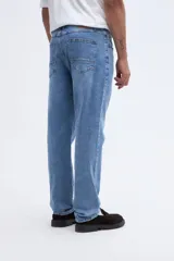 Jean straight de pierna recta y calce definido, color azul oscuro, con lavado sutil y diseño clásico de cinco bolsillos.