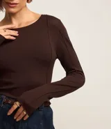 Suéter color crema de tricot con cuello redondo y manga larga.