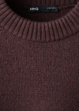 Jersey de punto color marrón oscuro, con cuello redondo y diseño oversize de manga larga.