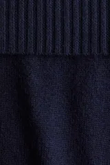 Pantalón de yoga de punto suave con diseño de piernas levemente acampanadas. Presenta una cintura estándar con elástico oculto y un panel ancho de punto acanalado doblado hacia afuera.