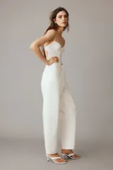 Pantalón de jean color crudo, de corte holgado y tiro alto.