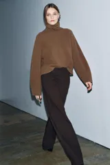 Jeans de tiro alto con corte wide leg y largo completo. Presenta diseño de cinco bolsillos, trabillas en la cintura y cierre frontal con cremallera y botón, con un acabado de efecto lavado.