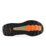 Championes de trail running New Balance modelo Garoé V2, color gris con detalles en naranja y suela en tono arena. Presentan entresuela Fresh Foam X para mayor amortiguación, tecnología Toe Protect para protección en terrenos irregulares y suela AT Tread para tracción en diversas superficies.