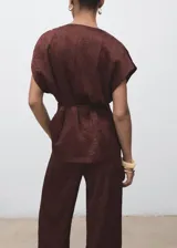 Chaleco de tejido satinado con efecto arrugado, diseño cruzado con cuello pico y cierre de lazo en la cintura.
