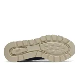 Championes New Balance modelo 574, color azul marino con detalles en verde, naranja y plateado. Confeccionados en ante y malla, con amortiguación ENCAP en la entresuela y cierre de cordones.