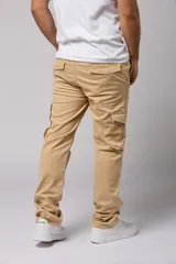 Pantalón cargo gris de gabardina con bolsillos laterales con fuelle y solapa, corte recto y tiro medio.