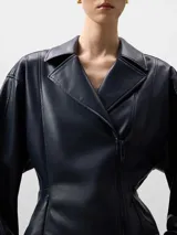 Chaqueta tipo biker de cuero sintético en color azul oscuro, con solapas, cierre frontal cruzado con cremallera, cintura entallada y mangas largas. Cuenta con bolsillos delanteros con cremallera invisible.