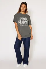 Remera de algodón orgánico color gris oscuro con efecto gastado y estampado frontal en glitter plateado de la banda Pink Floyd, con referencia a su gira 'Atom Heart Mother World Tour' de 1970-1971.