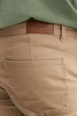 Pantalón cargo color beige con bolsillos laterales con solapa.