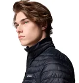 Campera acolchada de hombre, color negro, con cuello alto y cierre frontal. Presenta un diseño ligero y versátil, con costuras horizontales y el logo de Columbia bordado en el pecho.