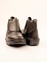 Zapato de trabajo negro de cuero con cordones.