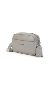 Bandolera de diseño rectangular en color gris, confeccionada en símil cuero. Cuenta con cierre superior, bolsillo frontal abierto y correa de hombro ajustable con detalles en tejido de galón a tono.