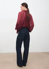 Pantalón de jean de corte recto y tiro medio, con diseño clásico de cinco bolsillos, cierre frontal de botones y cremallera oculta.