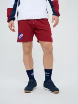 Bermuda deportiva bordó con cordón ajustable en la cintura, escudo del Club Nacional de Football en la pierna derecha y logo de Umbro en la izquierda.