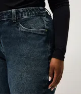 Pantalón jean Ashua de corte recto y tiro medio con lavado marmolado, confeccionado en algodón, con bolsillos funcionales y cintura con pasacintos.