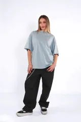 Remera oversize de algodón celeste con estampado frontal en color rosado.