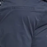 Pantalón chino azul marino de corte slim con bolsillos laterales y traseros.