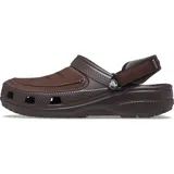 Zueco Crocs Yukon Vista II color gris oscuro, con parte superior de material sintético que simula cuero, costuras decorativas en el empeine y orificios de ventilación frontales. Posee correa ajustable en el talón de color gris claro.