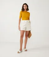 Blusa de punto acanalada color marfil, con cuello barco y mangas cortas, de corte ajustado al cuerpo de la marca Marfinno.