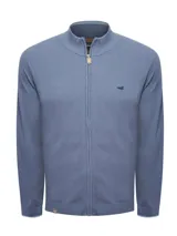 Sweater de tejido de punto color azul, con cuello alto, cierre frontal completo y manga larga. Presenta un pequeño logo bordado en el pecho y puños acanalados.