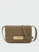 Cartera cruzada Longchamp modelo Le Smart Flow S, confeccionada en cuero texturizado negro, con solapa frontal y cierre metálico dorado. Cuenta con correa fina ajustable para llevar al hombro o cruzada.