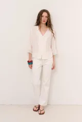 Pantalón de corte recto color caramelo, de tiro medio con bolsillos laterales y traseros, y presillas para cinturón.