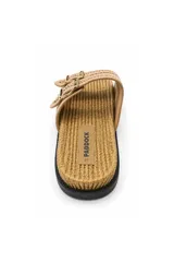 Sandalias planas Paddock modelo Era, de color beige, con dos tiras anchas en el empeine decoradas con tachas pequeñas, hebillas metálicas doradas y plantilla con textura trenzada.