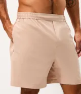 Bermuda masculina Get Over de tejido tecnológico, color beige, con cintura sastrera y elástico en los laterales, corte regular y diseño liso.