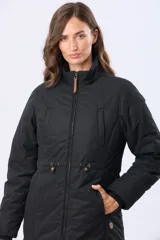 Campera de abrigo color beige con capucha desmontable, cierre frontal y cordón ajustable en la cintura. Cuenta con forro interior de sherpa, bolsillos frontales y puños de tejido acanalado.