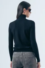 Polera de algodón de calce ajustado al cuerpo, con cuello alto y mangas largas.