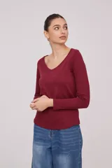 Remera manga larga de algodón, con cuello en V y corte entallado.