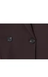 Blazer de corte oversize en color marrón chocolate, con diseño de doble botonadura y solapas clásicas.