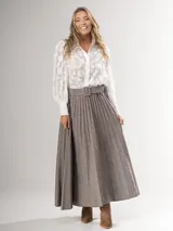 Falda larga marrón con diseño tableado y cinturón con hebilla forrada.