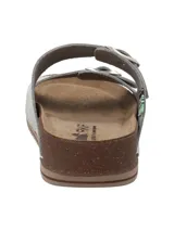 Sandalia de dos tiras con hebillas metálicas ajustables, confeccionada en cuero color gris claro. Cuenta con plantilla anatómica de cuero y suela de poliuretano con efecto corcho.