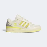 Championes Adidas Forum Low CL de diseño urbano, con base en color crema, detalles en amarillo vibrante en las icónicas tres tiras, logo y suela, y un panel gris en el talón.